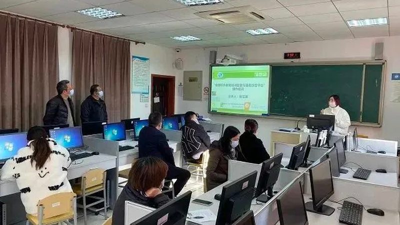 培训机构加盟费用通常包括以下几个方面：